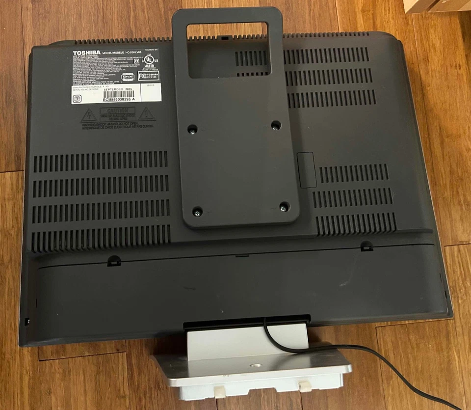 Toshiba TV DVD Gaming Combo Model 20HLV86 20” Widescreen Portable Japan 2006 - Image 4 of 4