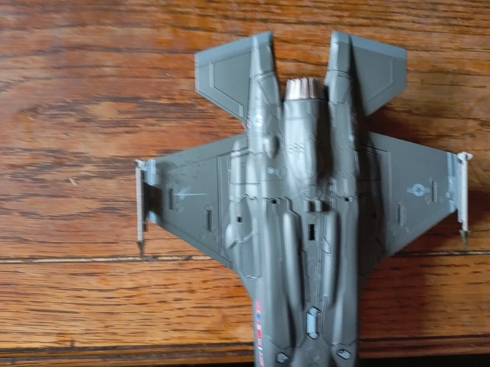 Lockheed Martin F-35A Edwards AFB масштаб 1:72 литая «В полете» - Изображение 4 из 4