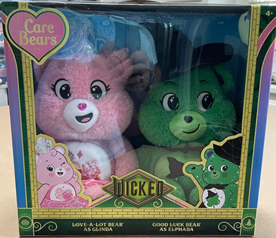 Care Bears x Wicked 2er Set - Love-a-Lot Bär als Glinda & Good Luck Bear als Elpha