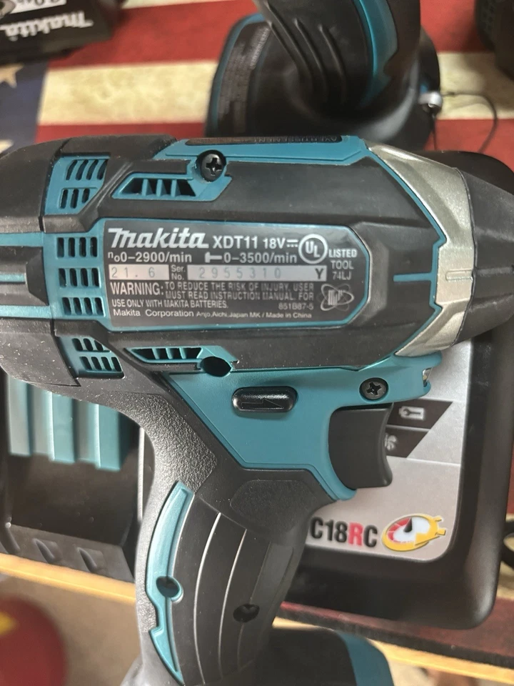 Makita Combo Set XDT11 1/2" Drill XDT11 1/4" Impact w/3.0Ah Batteries & Light - Image 4 of 4