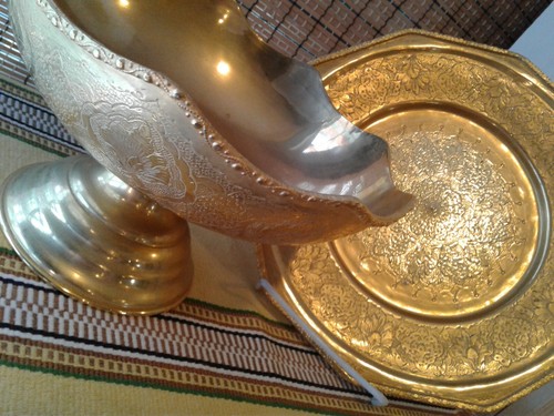 Large Floral Pattern Gold Centerpiece Bowl and Plate Set. Made in India. Vintage - 第 3/9 張圖片