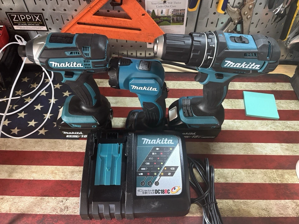 Makita Combo Set XDT11 1/2" Drill XDT11 1/4" Impact w/3.0Ah Batteries & Light - Image 3 of 4