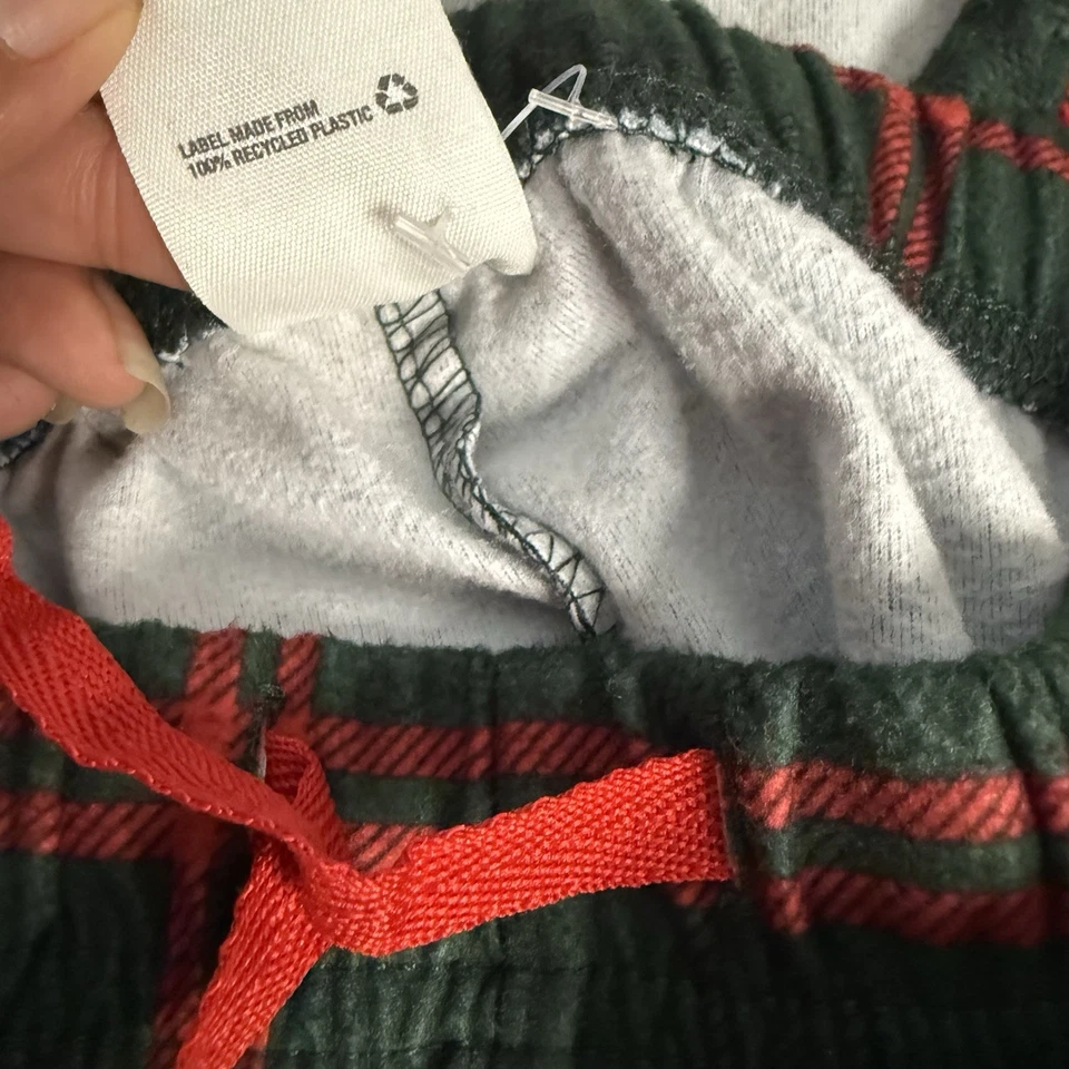 Pijama de vacaciones Hearth & Hand tartán a cuadros verde y rojo Foto 3 de 4