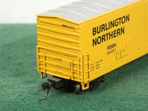 UNKNOWN HO #64251 BURLINGTON NORTHERN 50ft PLUG DOOR BOX CAR w/KNUCKLE COUPLERS - Picture 3 of 7