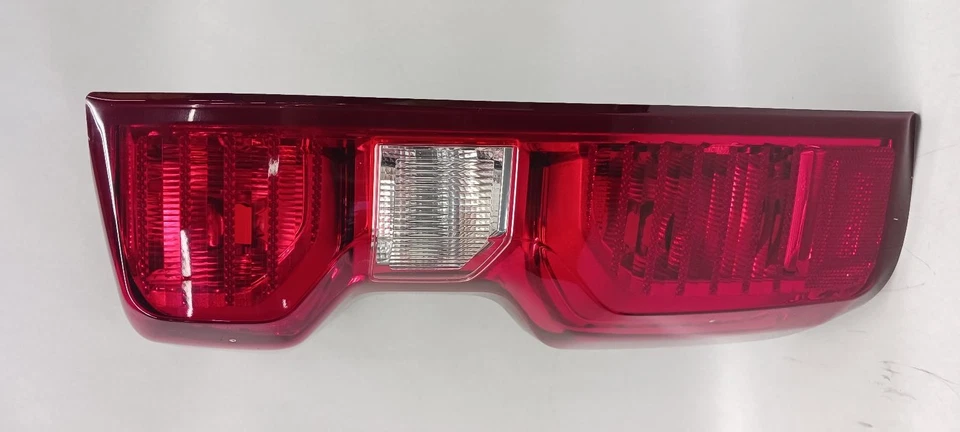 Luz trasera izquierda incandescente OEM CHEVROLET SILVERADO 1500 '19-'25  Foto 2 de 4