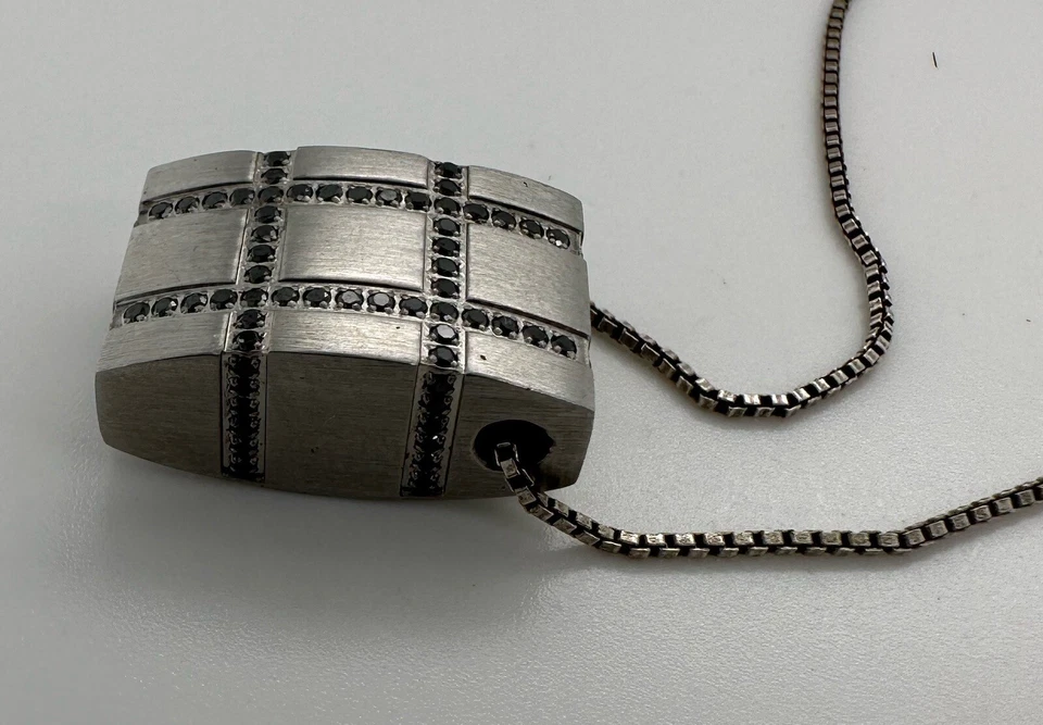 Hombre/Mujer’s Dolan Bullock Acero Inoxidable y Diamante Negro Dije con Cadena 925 Foto 2 de 4