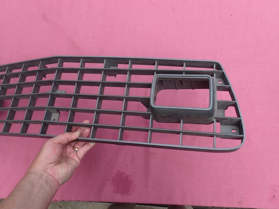 Ford Mustang II 1975-78 parrilla, gris grafito, ¡nuevo en stock! D8ZZ-8200-A Cobra Foto 3 de 4