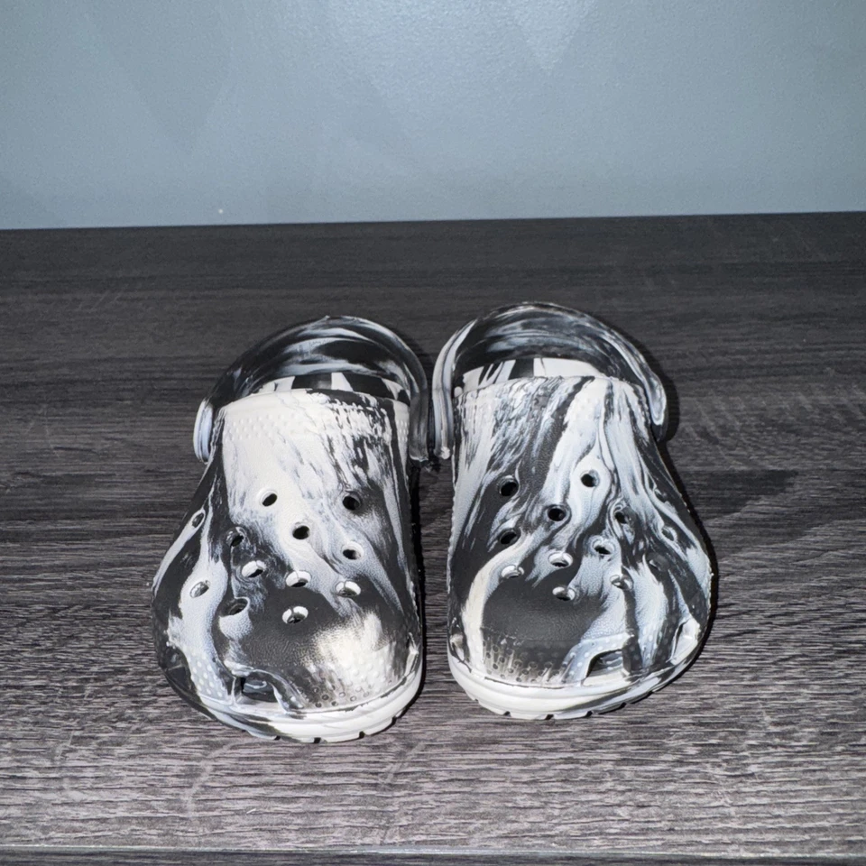Crocs de mármol para niños pequeños blanco negro talla 6 Foto 2 de 4