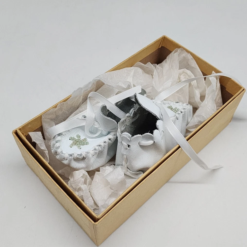 Mocasines de cuero blanco para bebé con diseño de cuentas y corbata de cinta 2-1/2" Foto 2 de 4