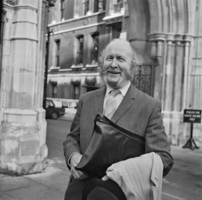 Alan Francis Pegler leaves law courts after being obtaining 1970s OLD PHOTO