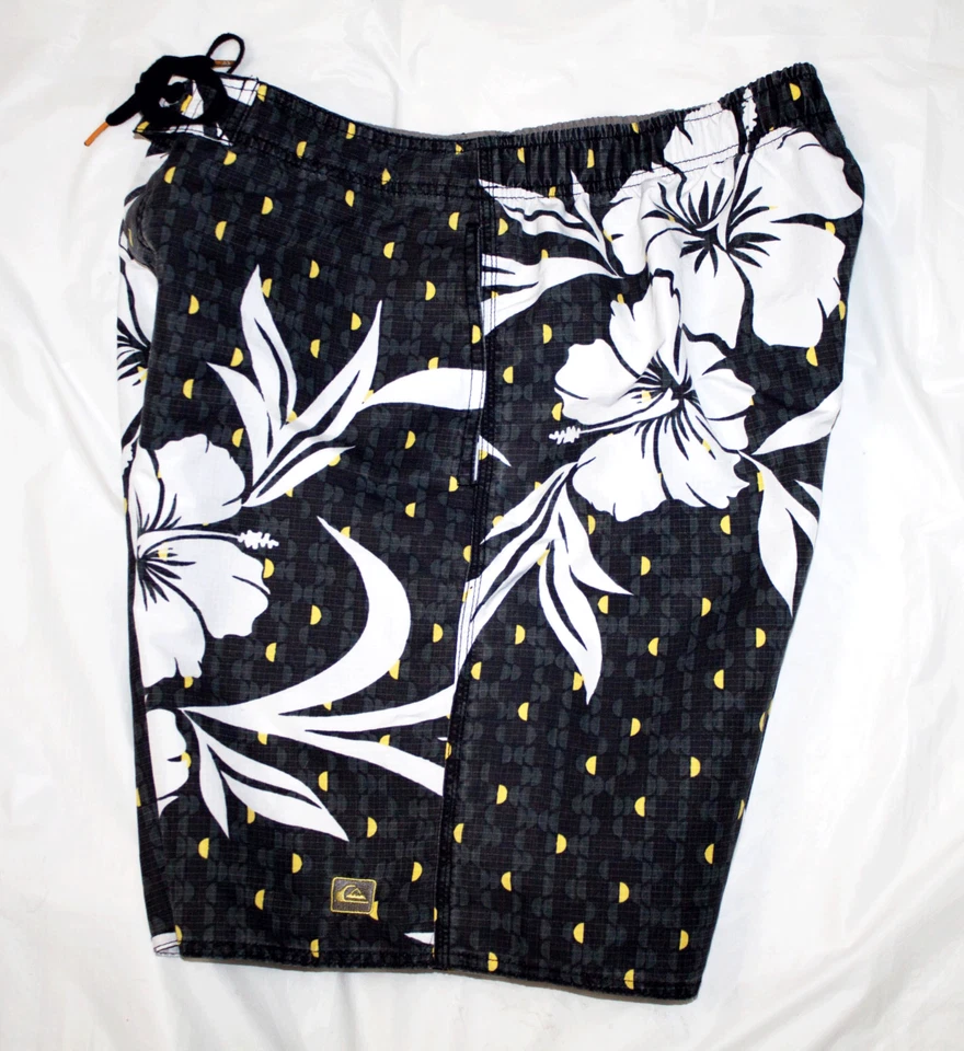 Quicksilver Mens Board Shorts Surf Swim Trunks Size Large - Image 4 of 4