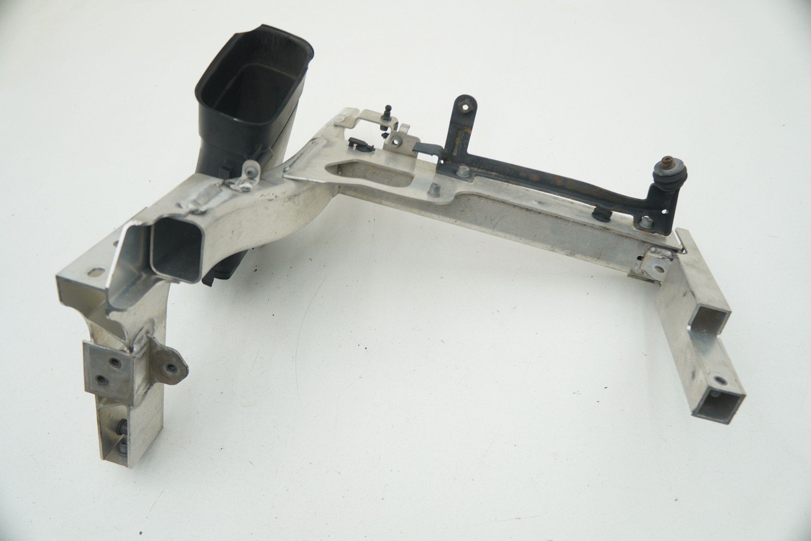 Front Left Hood Radiator Support Bracket 51647158005 Rolls Royce Ghost Series I