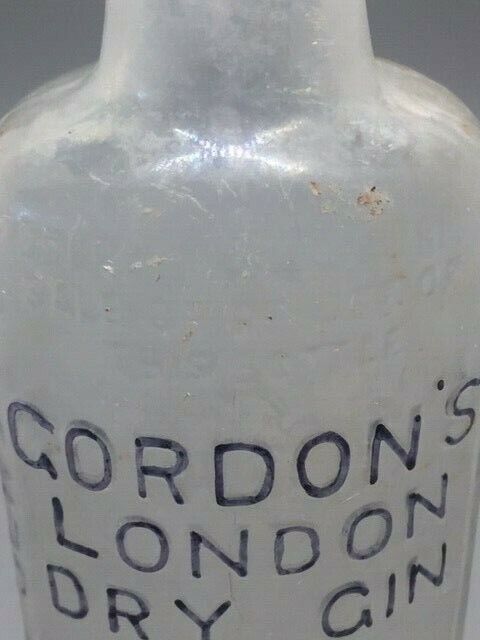 Gordon's London Dry Gin Round Victory Bottle 94.4 Proof 1945