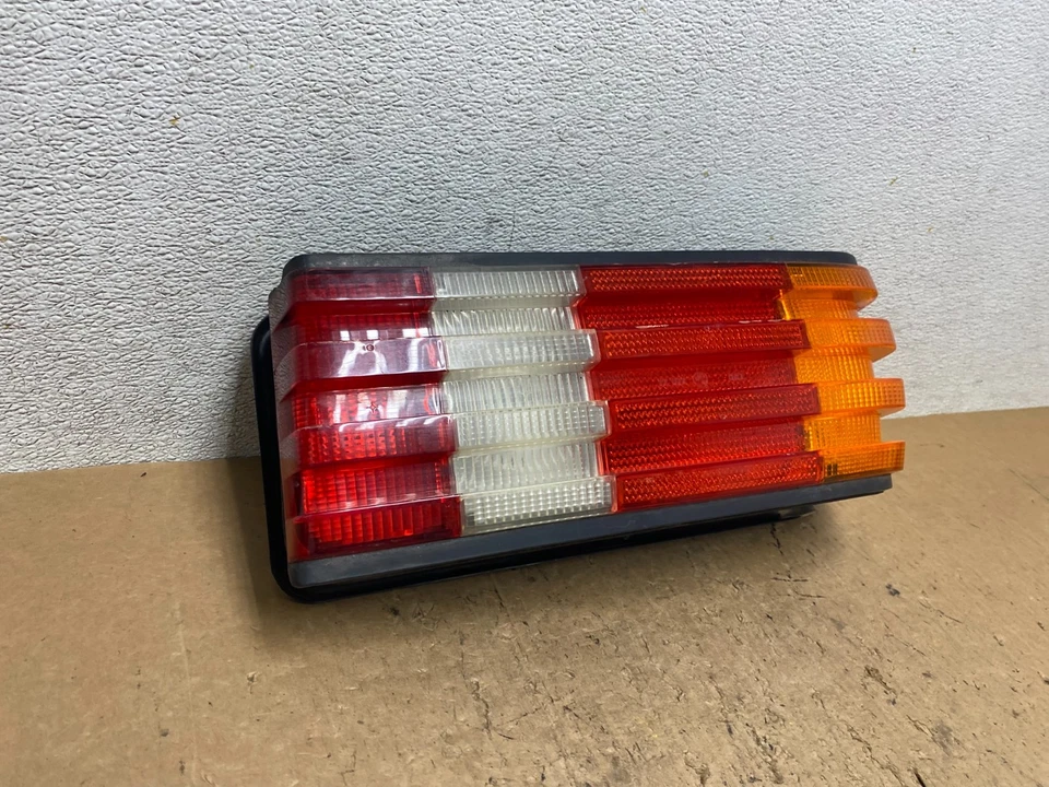 Luz trasera lateral del pasajero derecho Mercedes-Benz W126 1986 a 1991 OEM Q8165 DW Foto 3 de 4