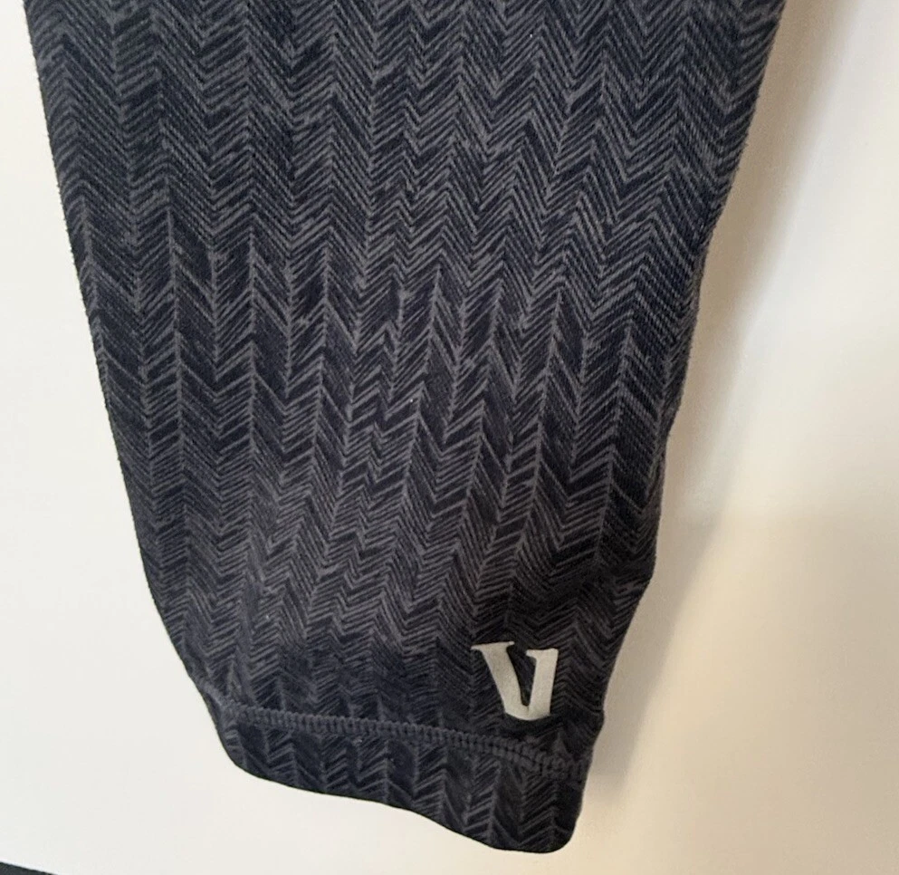 vuori pace highrise chevron cycling athleisure leggings