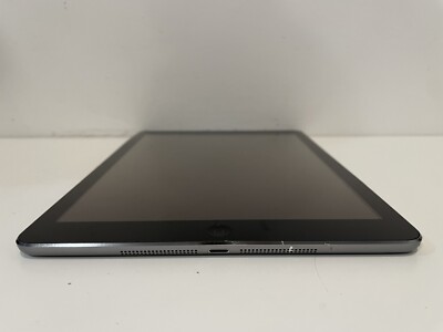 Apple iPad Air 1st Gen. 32GB, Wi-Fi, 9.7in - Space Gray