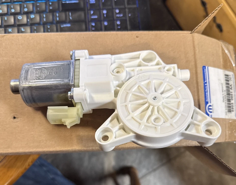 Motor regulador ventana izquierda Mopar original 68030661AA 2008-2020 CARAVANA CV 2 PINES Foto 3 de 3