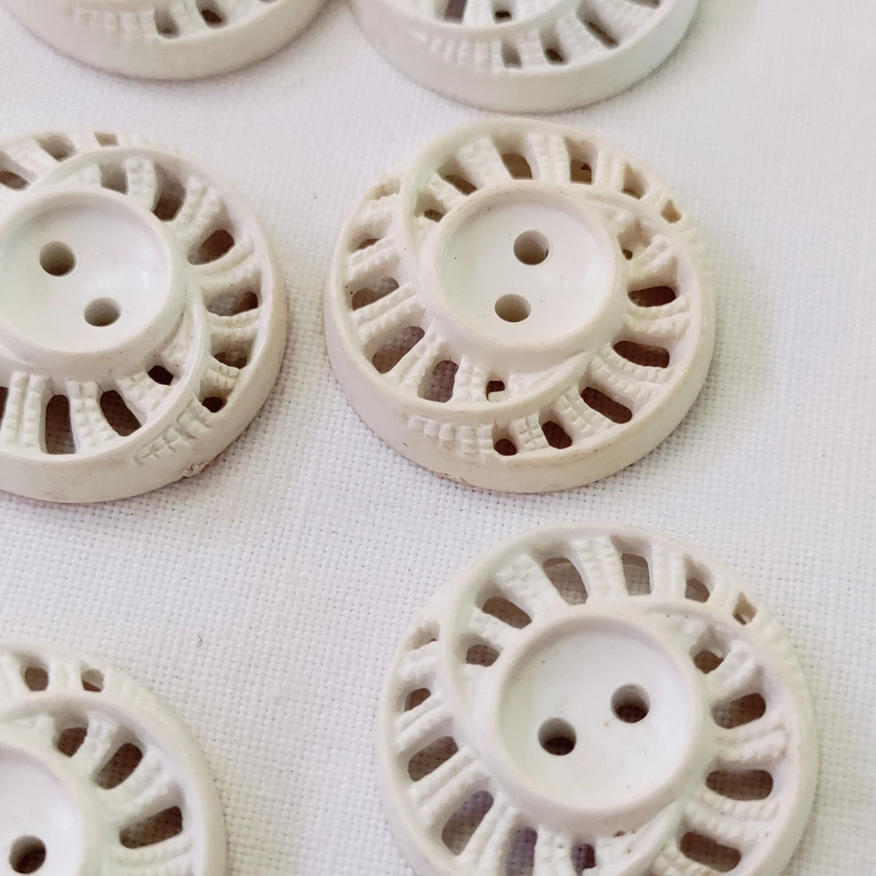 Lote De 13 Botones Blanco Vintage Plástico Perforado Remolino Retro 3/4" Foto 4 de 4
