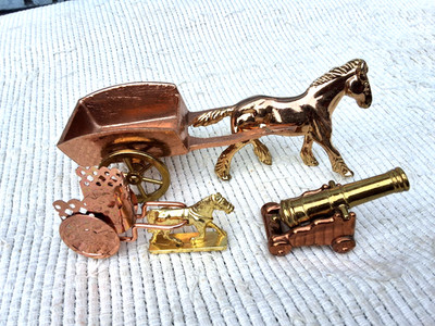 VINTAGE MINIATUR MESSING & KUPFER NACHBILDUNG 2 PFERDE & KUTSCHE, KANONE