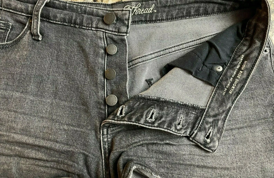 Pantalón corto de tiro alto Universal Thread para mujer talla 8 negro desteñido cierre de mosca de 4 botones Foto 3 de 4