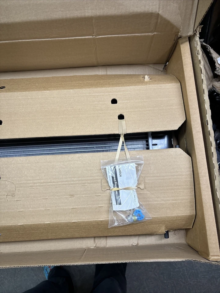 Radiador Carquest 432394, para 01-05 Cadillac DeVille y 01-03 Oldsmobile Aurora Foto 3 de 4