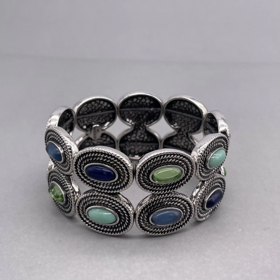 Brazalete elástico con piedras preciosas de Lia Sophia verde azul tono plata  Foto 3 de 4