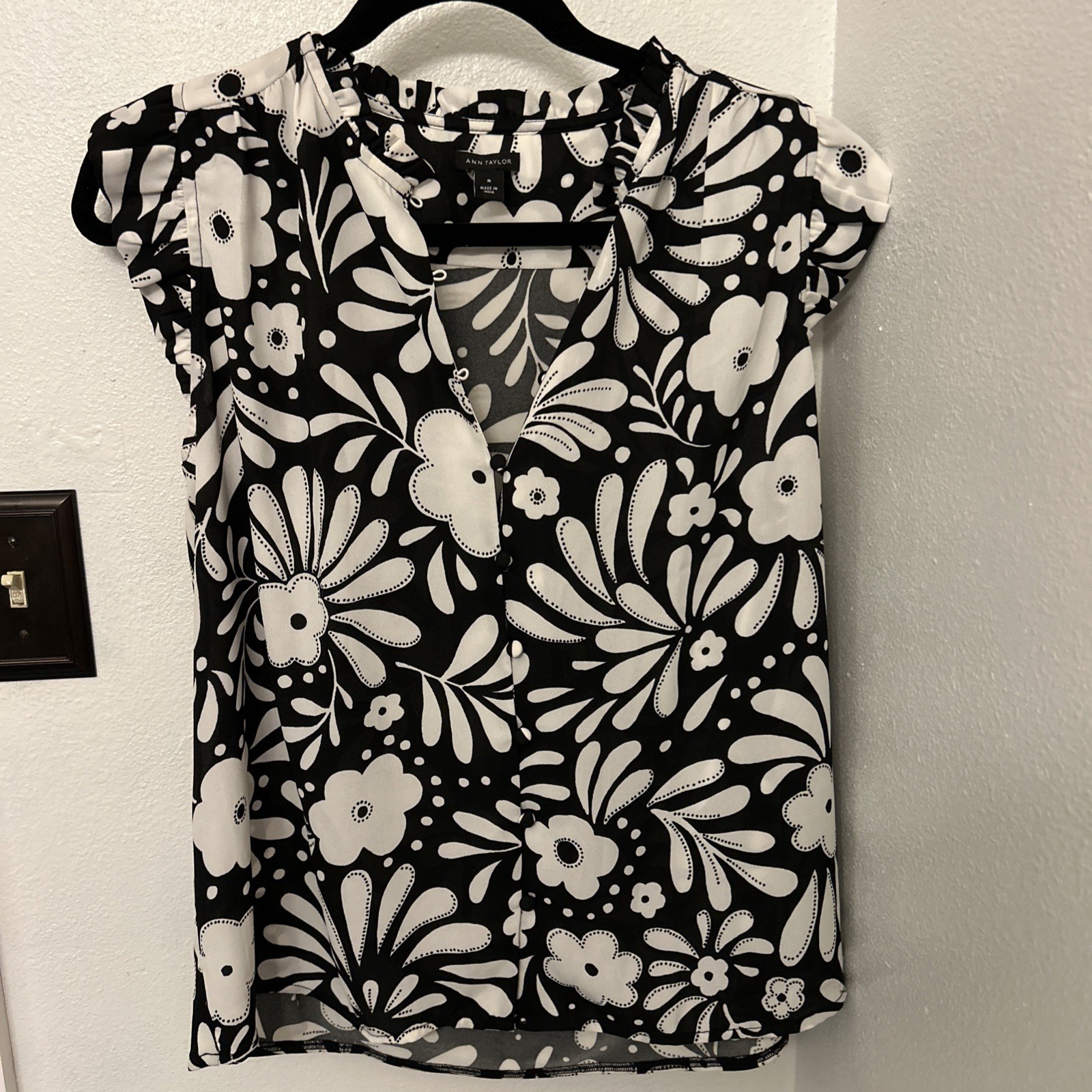 Woman’s Ann Taylor Floral Pleat  Neck Top Black White Sleeveless Size Medium