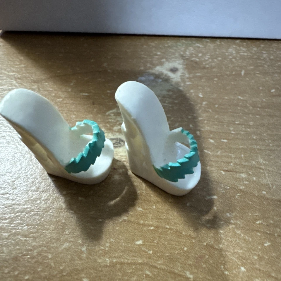 Monster High Lagoona Muñeca Azul Grito Uniforme Moda Paquete Zapatos/Curaciones Azul Foto 3 de 4