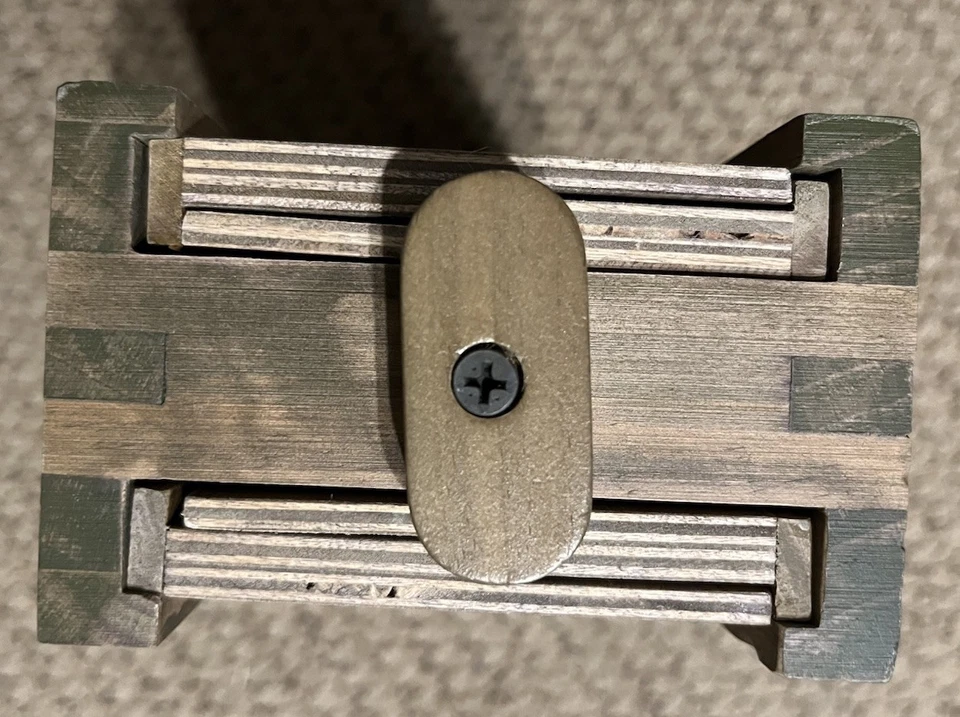 NUEVO - OB - Estuche de almacenamiento de madera Rummikub edición vintage clásico porche delantero Foto 3 de 4