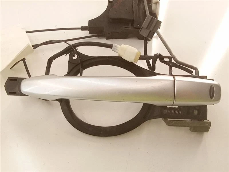 Actuador de bloqueo de pasajero Mitsubishi Outlander 2008 con mango plateado OEM  Foto 3 de 4