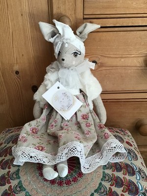 Neu Isathena handgefertigt Hirsch Reh Stoffpuppe Stoffkleid weiches Plüschtier 18 Zoll Frankreich