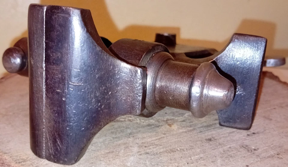 Ancien bel étau d'établi de forgeron numéroté 91 /70 avec son ressort - Photo 4/4