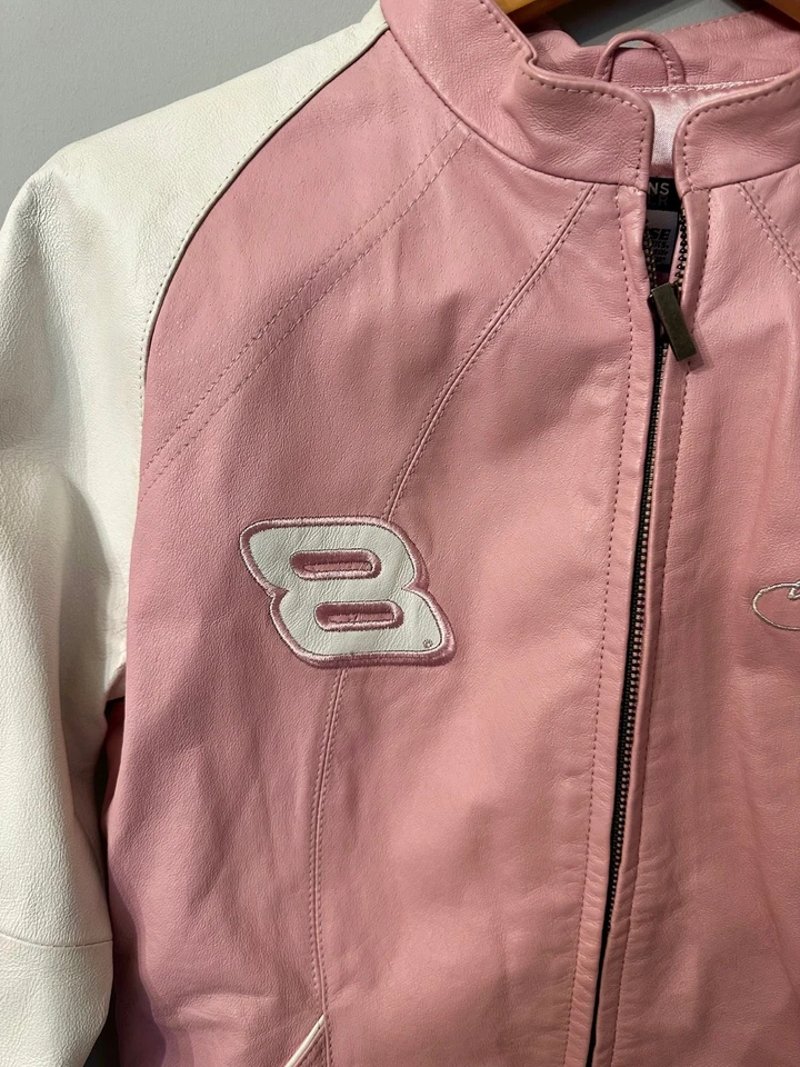 Jaqueta Feminina de Couro Rosa Branca Dale Earnhardt Jr NASCAR Wilson Tamanho Pequeno - Imagem 3 de 4
