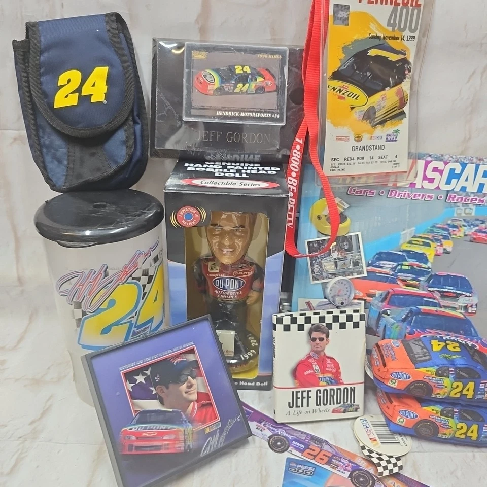 Lote de Coleccionables Jeff Gordon NASCAR - Libro, Bobblehead, Plástico, Cordón, Tarjeta Foto 2 de 4