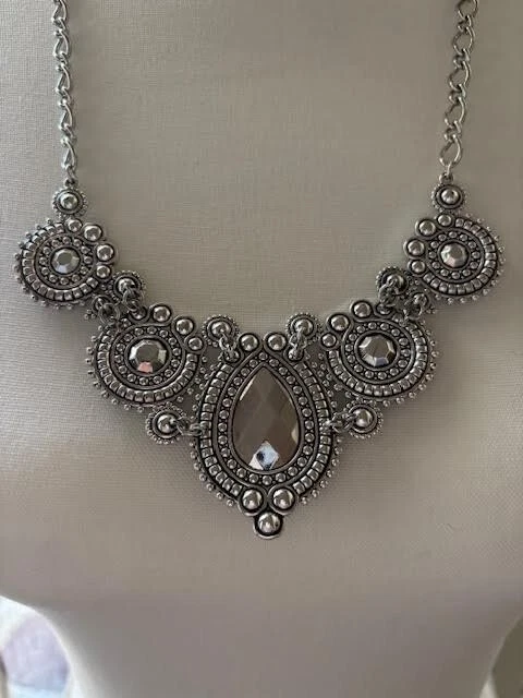 Collar Corona Premier Designs Victoria 26" Azul/Verde - Nuevo sin Etiquetas Foto 3 de 4