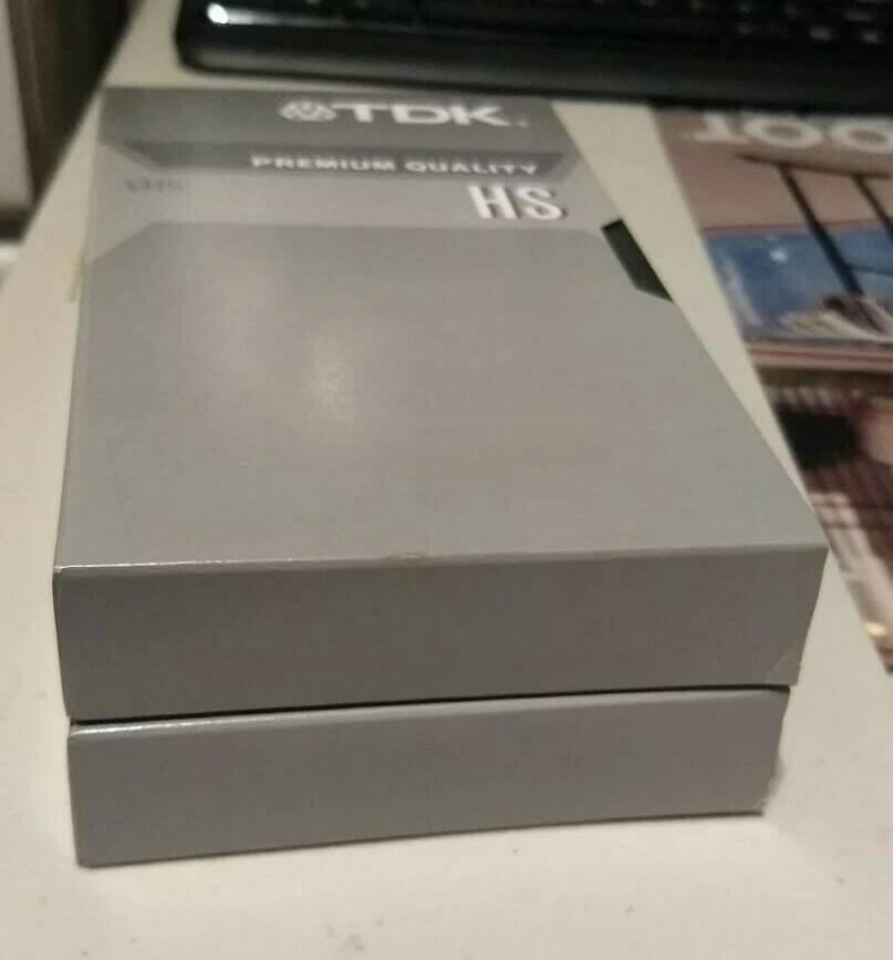 Lote de 2 Cintas TDK T-160 Calidad Premium HS Blanco VHS 8 HRS Paquete Gris NUEVO Foto 3 de 4