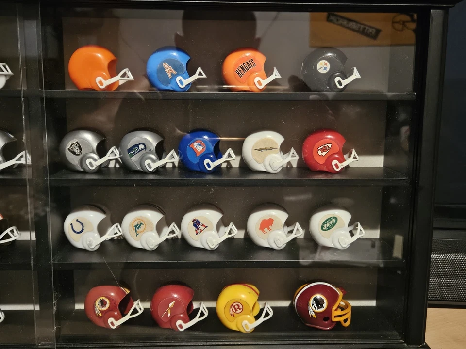 36 CASCOS MINI GUMBALL DIFF AÑOS 60 - 70 NFL (LOS 28 EQUIPOS) + VITRINA Foto 2 de 3