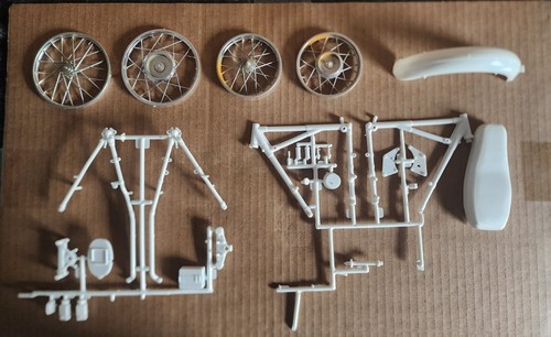 Revell Triumph Drag Bike 1/8 - Bild 3 von 7