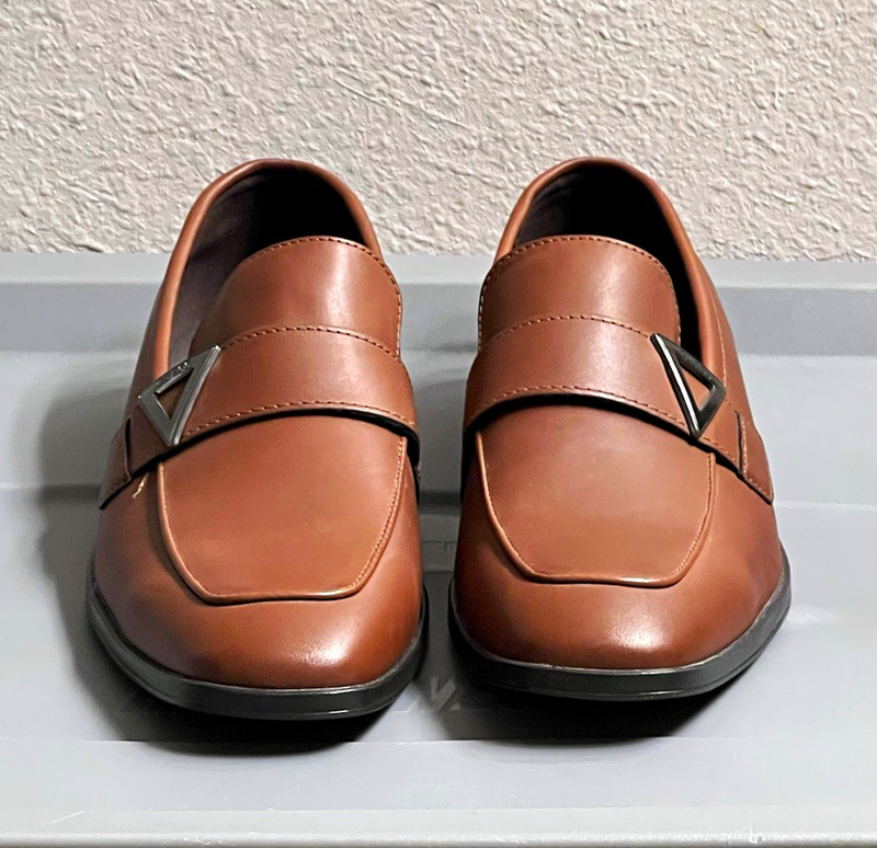 GUESS Men's 9.5M Brown Leather Square Toe Slip-On Loafer Dress Shoe Logo