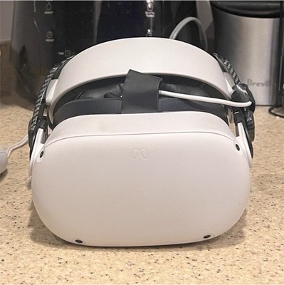 Meta Oculus Quest 2  VR with Controllers & Carrying Case also extra battery pack