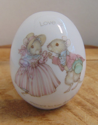 Vtg Porcelain Egg ''Love is Meant To Be Shared'' Mice Lovers 1976 Tiny Talk JAPAN