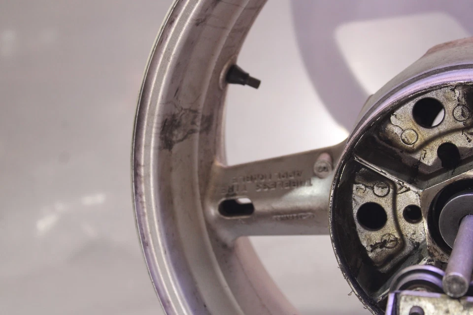 03-05 SUZUKI SV1000 REAR WHEEL BACK RIM Straight Foto 2 de 4