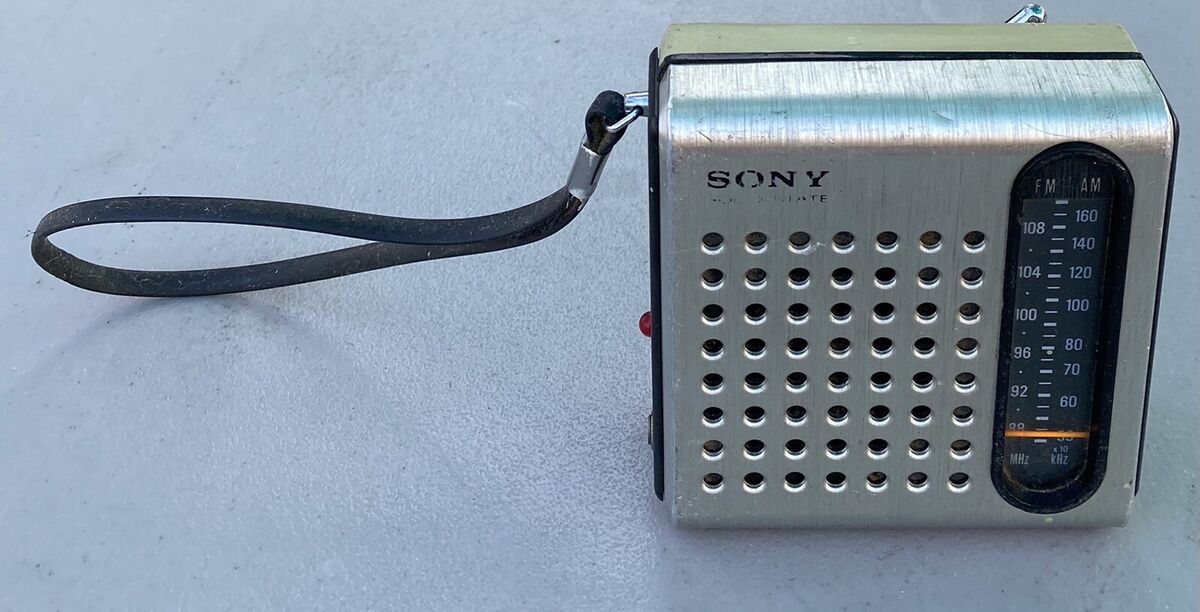 VINTAGE SONY SOLID STATE TRANSISTOR RADIO CIRCA 1973 Model VINTAGE SONY SOLID STATE TRANSISTOR RADIO CIRCA 1973 Model