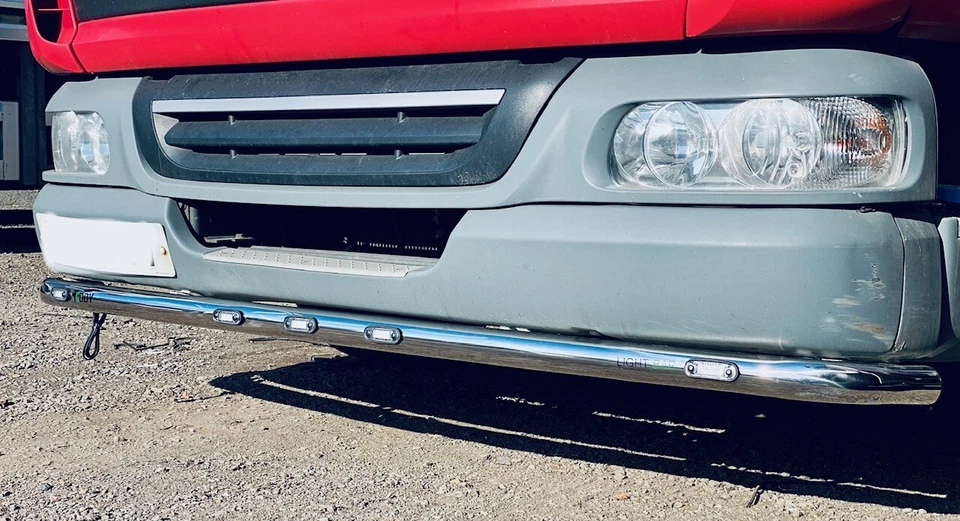 BARRA DE LUZ DE PARACHOQUES BAJO DE ACERO INOXIDABLE DAF LF 2007-2021 CON 7 LED Foto 4 de 4