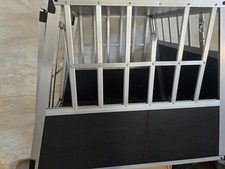 Aluminium Auto-Transportbox für Hunde mit Tür & Gitterstäben, Silber/Schwarz Aluminium Auto-Transportbox für Hunde mit Tür & Gitterstäben, Silber/Schwarz