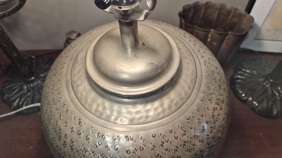 Lámpara redonda Pottery Barn martillada a mano plata níquel grande retirada 21" de alto Foto 3 de 4
