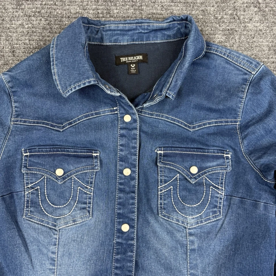 Camisa vaquera True Religion perla a presión para mujer talla grande Foto 3 de 4