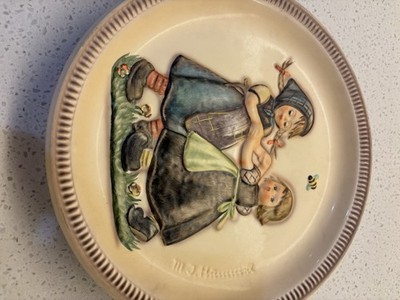 M.J. Hummel Second Ed. Anniversary Plate - Spring Dance - 1980 - 10  D Hum. 281