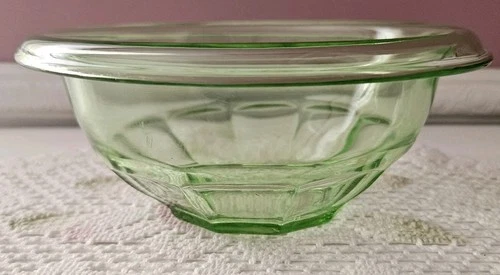 Vintage Depression Hazel Atlas Uranium Green 6 1/2 Inch Rest Well Mixing Bowl