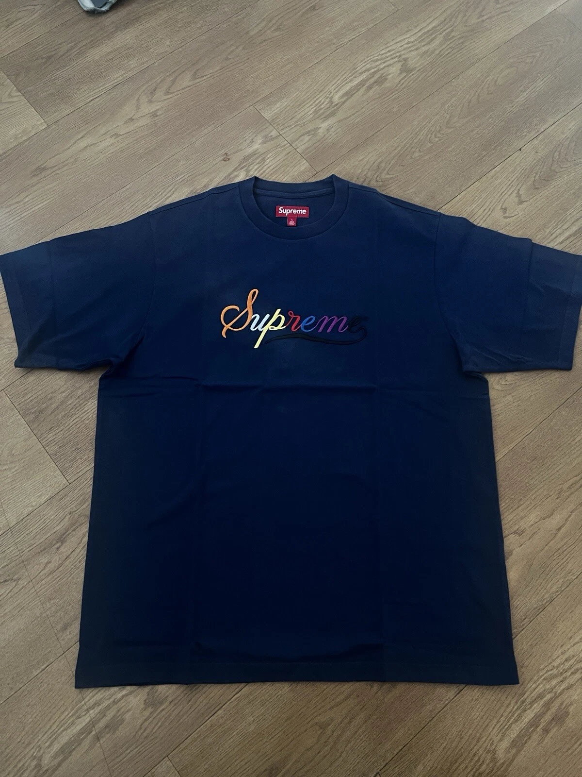 Supreme : Marine   Haut cursif S/S   Large Neuf avec étiquette AW24